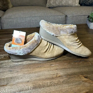 NWT Baretraps Becker Faux Fur Slip On Clog Shoe BRN Wedge Stay Dry Wmn 10